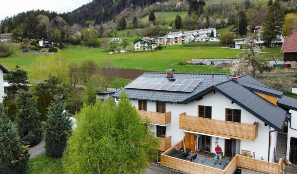 une maison avec des panneaux solaires sur le toit dans l'établissement Ferienwohnung Fabiella, à Millstatt