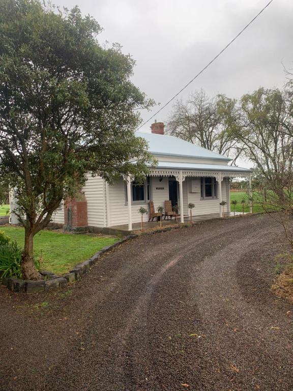 Το κτήριο όπου στεγάζεται  η παραθεριστική κατοικία