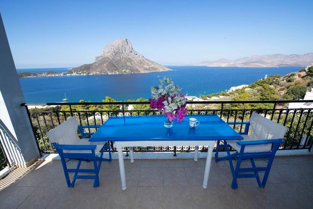 カリムノスにあるEirinis house with amazing view in Masouri Kalymnosの海の景色を望むバルコニー(青いテーブル付)