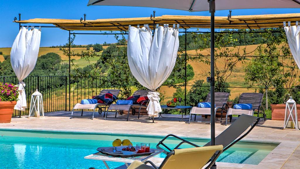 The swimming pool at or close to CASALE DEI GELSOMINI 8, Emma Villas