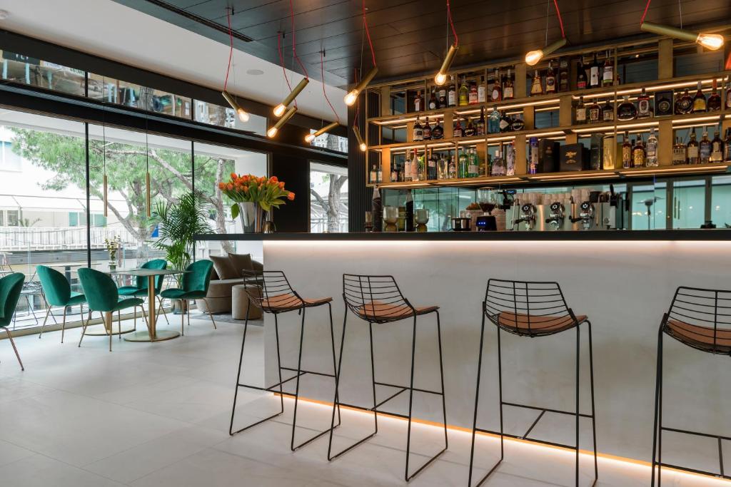 Khu vực lounge/bar tại We Me Suite Hotel
