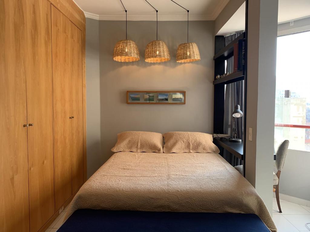 サンパウロにあるStudio A 50 mts do Hosp Sirio Libanesのベッドルーム1室(ベッド1台、照明2つ付)