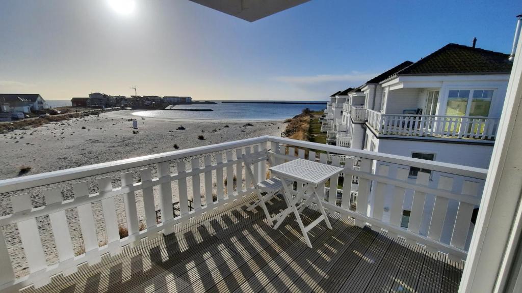 einen Balkon eines Hauses mit Blick auf den Strand in der Unterkunft Strandhaus Libelle - direkt am Strand der Ostsee in Kappeln