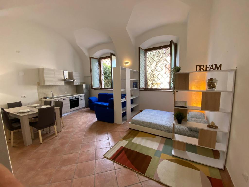 un soggiorno con cucina e una sala da pranzo di Appartamento Corte nel Grano a Rovereto
