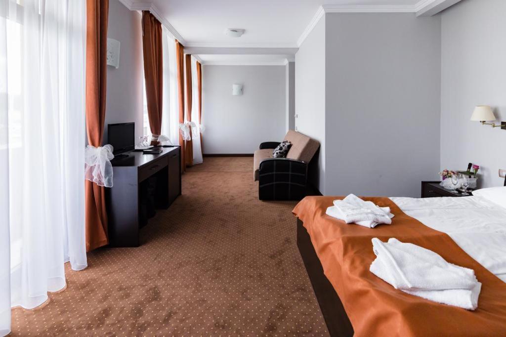 Postel nebo postele na pokoji v ubytování HOTEL OPAL Zalau