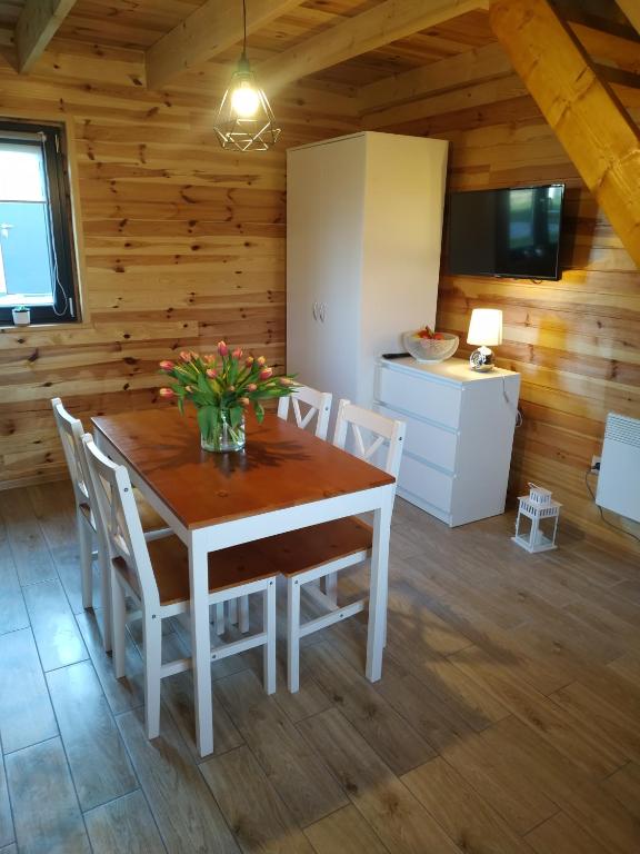 Telewizja i/lub zestaw kina domowego w obiekcie Domki Arkadia Mielno