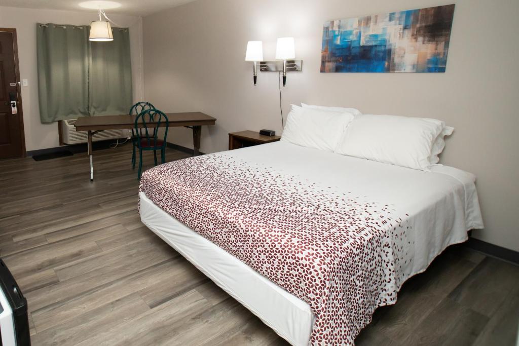 Ein Bett oder Betten in einem Zimmer der Unterkunft Shady Rest Motel