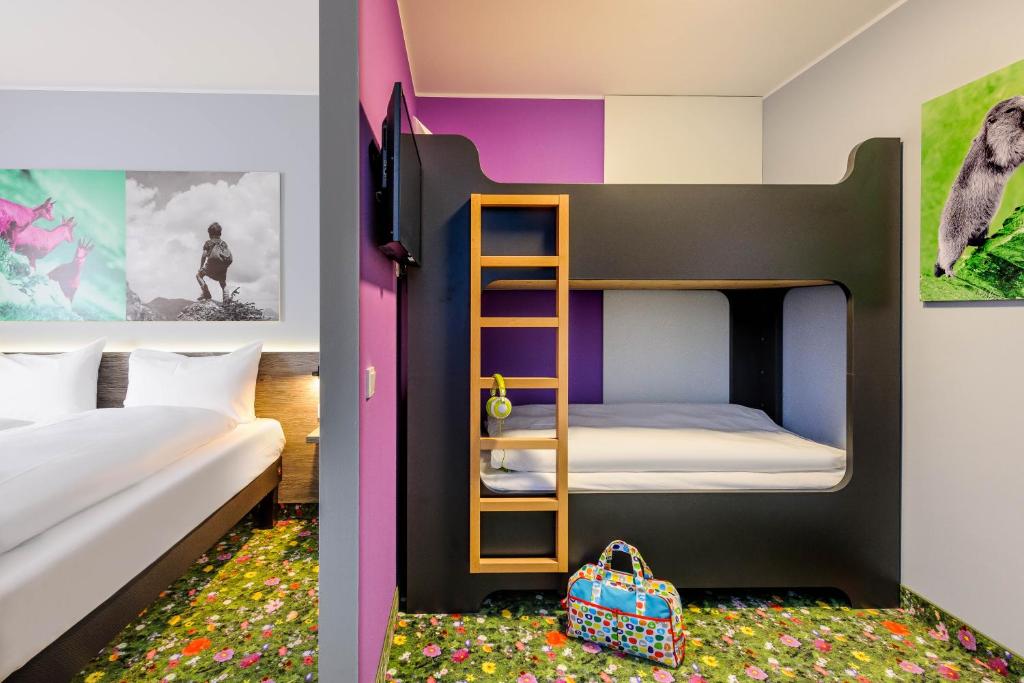 Postel nebo postele na pokoji v ubytování Felix Hotel Kaufbeuren