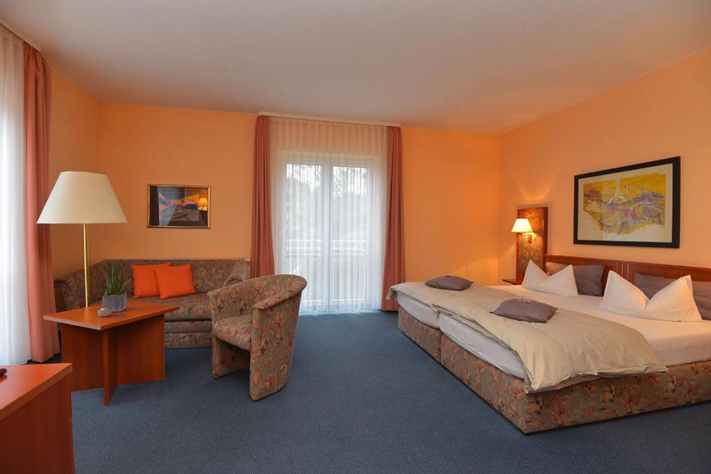 Postel nebo postele na pokoji v ubytování AltstadtHotel an der Werra