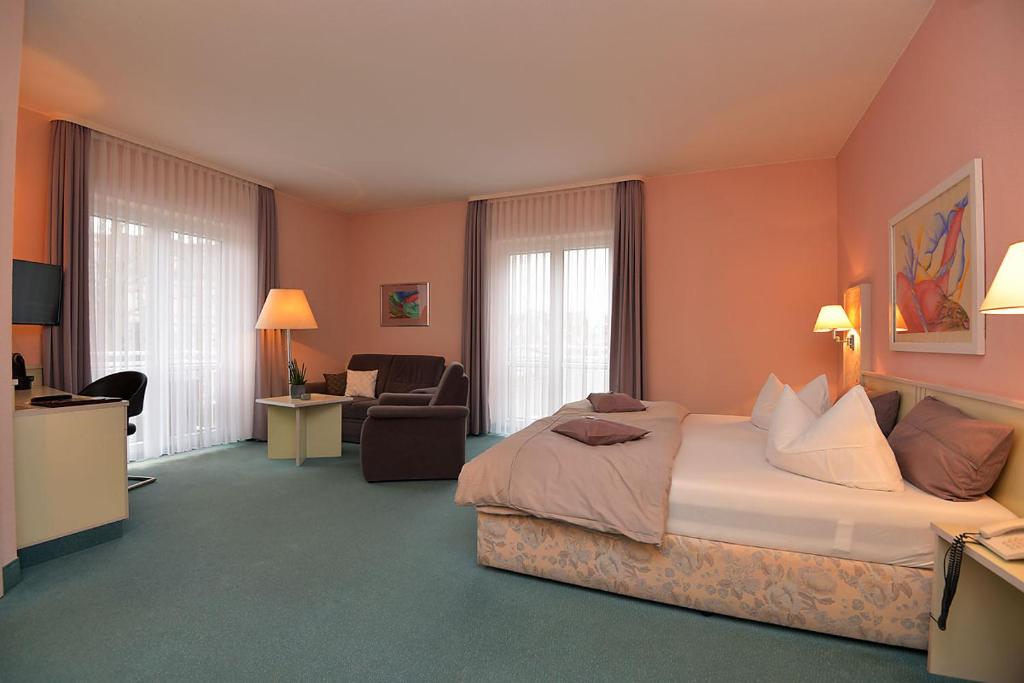 Postel nebo postele na pokoji v ubytování AltstadtHotel an der Werra