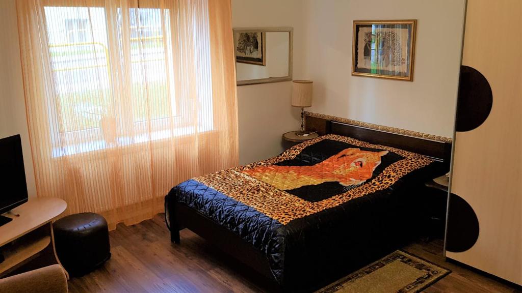- une chambre avec un lit avec un chien dans l'établissement Mieszkanie przy Chrzanowskiego, à Gdynia