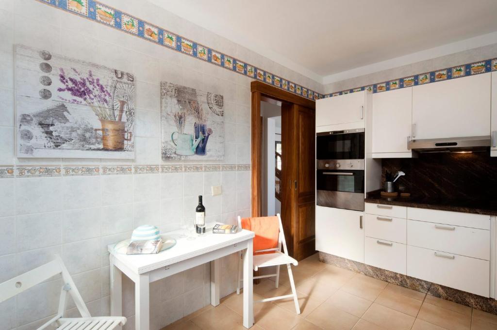 Kuchyň nebo kuchyňský kout v ubytování Villa Amapola Pocillos by Villa Plus