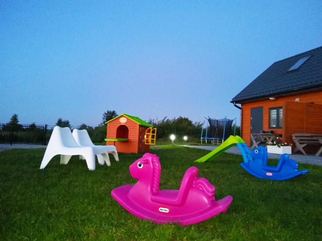 Plac zabaw dla dzieci w obiekcie Domki Arkadia Mielno