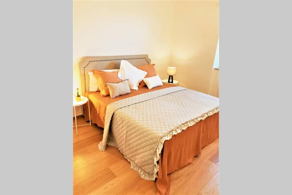 Łóżko lub łóżka w pokoju w obiekcie Luxus P4T Family 3 bedroom with Pool, tennis court and sauna