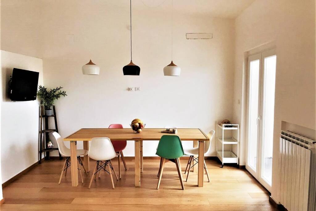 Telewizja i/lub zestaw kina domowego w obiekcie Luxus P4T Family 3 bedroom with Pool, tennis court and sauna
