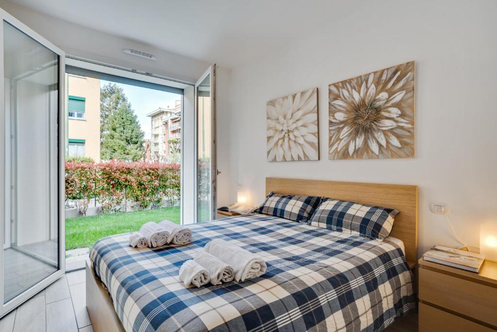 a bedroom with a bed with towels on it at DREAM Holiday Houses in Cernobbio