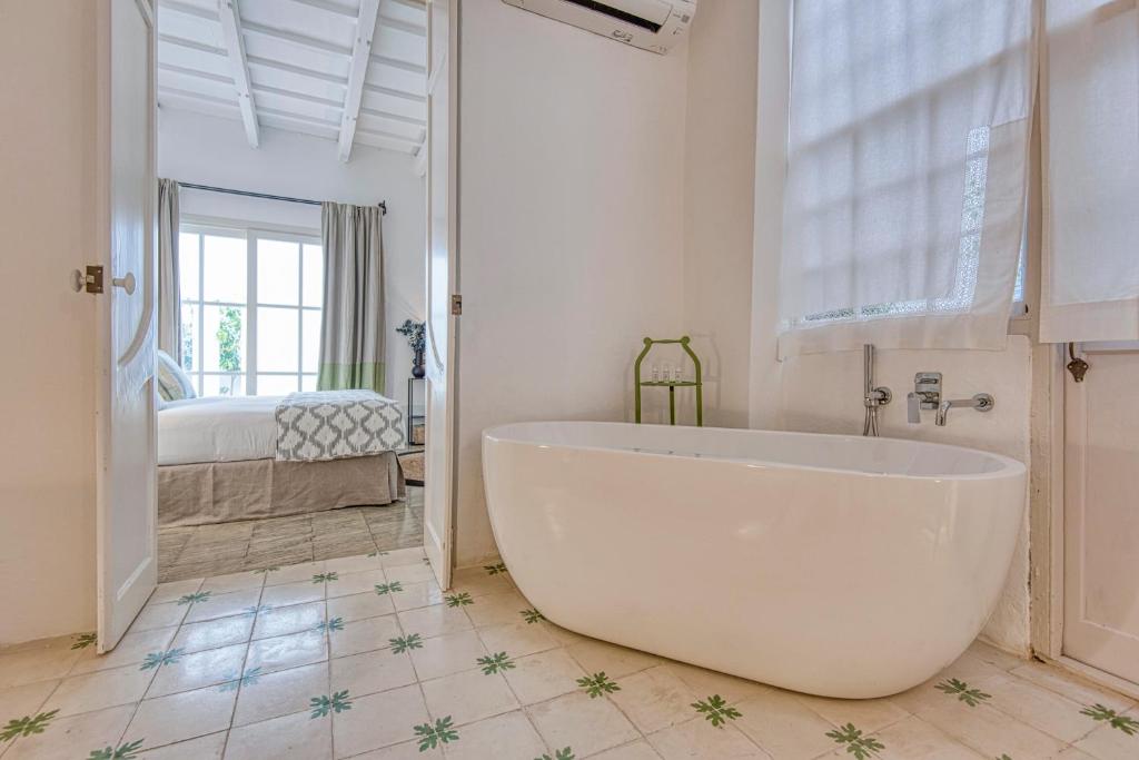 Postel nebo postele na pokoji v ubytování Can Alberti 1740 Boutique Hotel