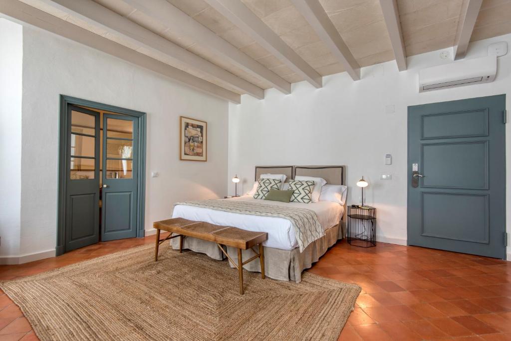 Postel nebo postele na pokoji v ubytování Can Alberti 1740 Boutique Hotel