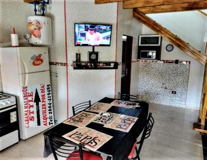 een eetkamer met een tafel met stoelen en een tv bij MALARGUE STYLE,A 100 Mtrs DEL CENTRO,MUY UBICADO in Malargüe