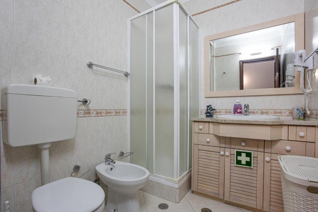 Koupelna v ubytování Apartamentos Antunes