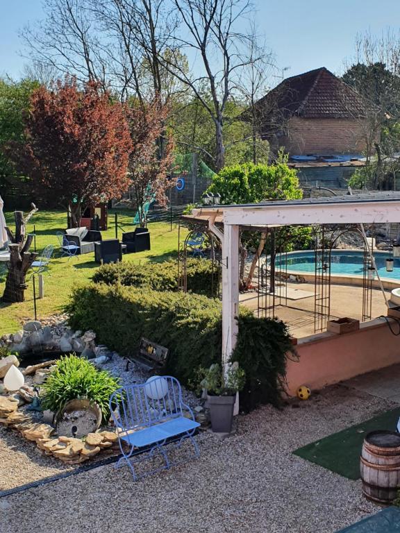 Bazén v ubytování Le Clos des Meix nebo v jeho okolí