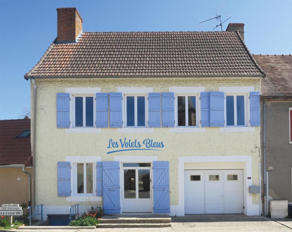 um edifício com persianas azuis em Les Volets Bleus em Pierrefitte-sur-Loire