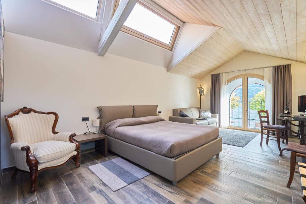 ein Schlafzimmer mit einem Bett und einem Dachfenster in der Unterkunft La Locanda del Cantiere in Laglio