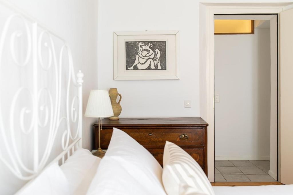 Rose Apartment by Quokka 360 - refined two-bedroom apartment with garden - Resim 28