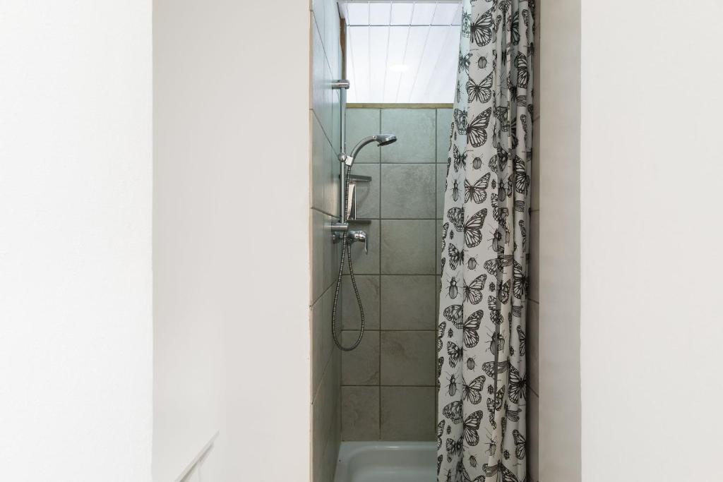 Rose Apartment by Quokka 360 - refined two-bedroom apartment with garden - Resim 40