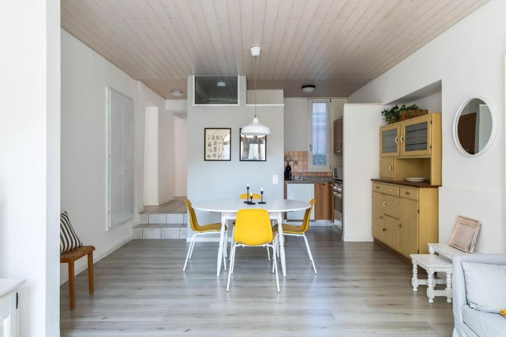 Rose Apartment by Quokka 360 - refined two-bedroom apartment with garden - Resim 2