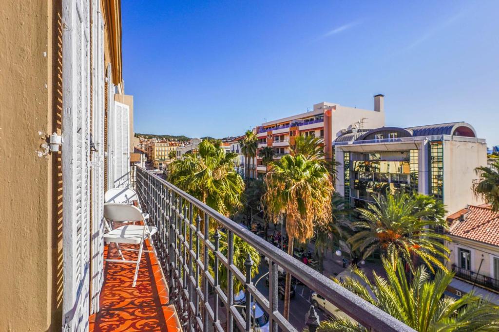תמונה מהגלריה של Bright flat with balcony close to Vieux Hyères - Welkeys בהייר