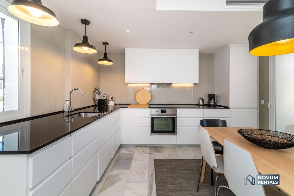 Kuchyňa alebo kuchynka v ubytovaní Modern 2 Bedroom Penthouse w/ Terrace, Pool & BBQ