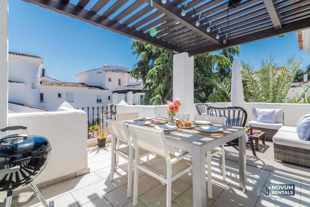 Posedenie v ubytovaní Modern 2 Bedroom Penthouse w/ Terrace, Pool & BBQ