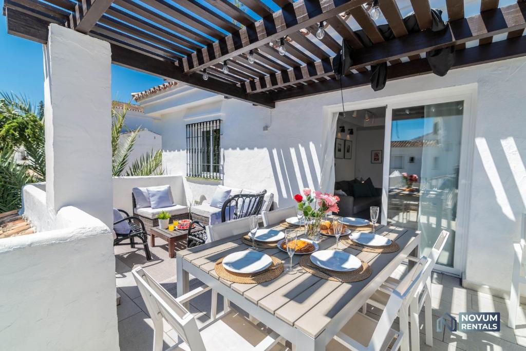 Balkón alebo terasa v ubytovaní Modern 2 Bedroom Penthouse w/ Terrace, Pool & BBQ
