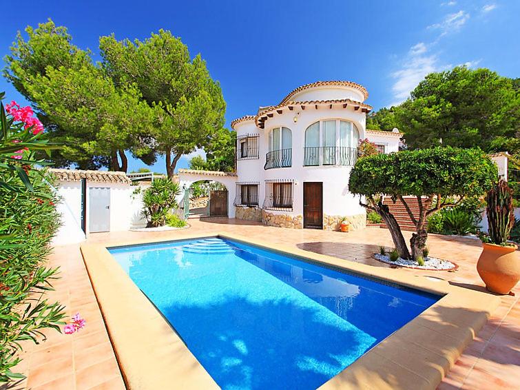 una casa grande con piscina frente a ella en VILLA ALCAZAR, en Benitachell