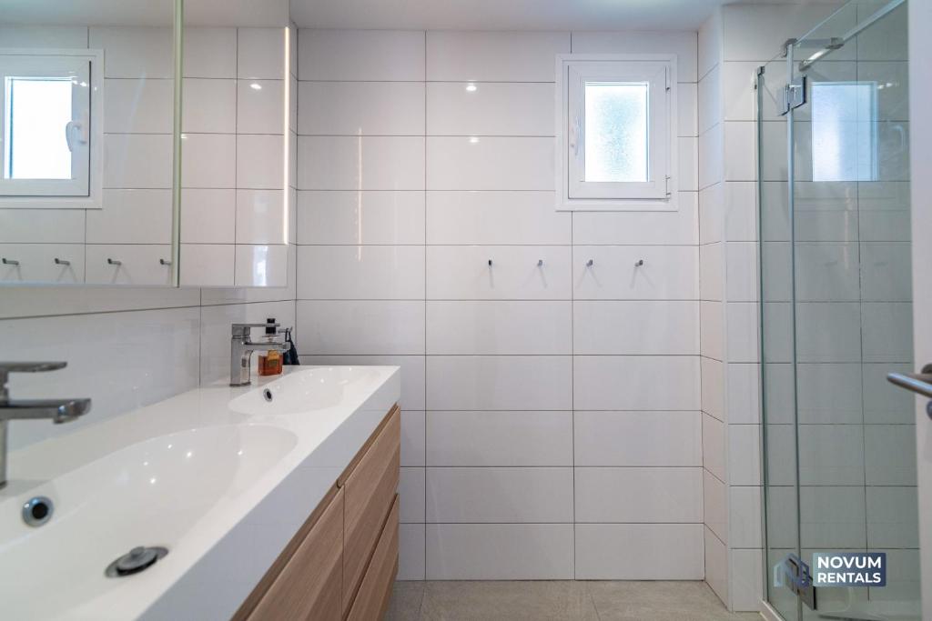 Kúpeľňa v ubytovaní Modern 2 Bedroom Penthouse w/ Terrace, Pool & BBQ