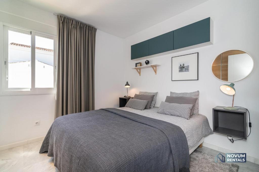 Posteľ alebo postele v izbe v ubytovaní Modern 2 Bedroom Penthouse w/ Terrace, Pool & BBQ