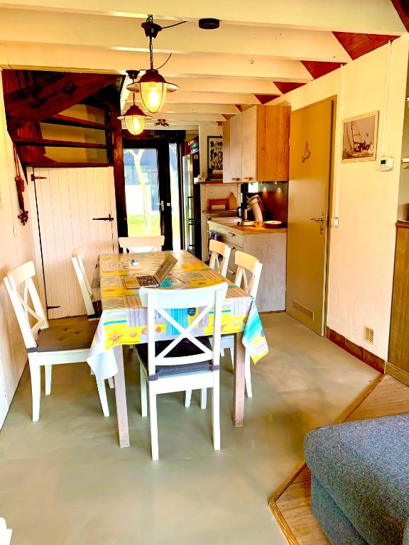 a dining room table and chairs in a kitchen at Ysermonde Fisherman's Cottage in Nieuwpoort