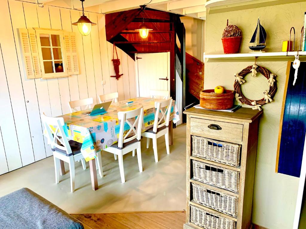 a dining room with a table and chairs at Ysermonde Fisherman's Cottage in Nieuwpoort
