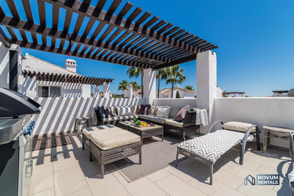 Balkón alebo terasa v ubytovaní Modern 2 Bedroom Penthouse w/ Terrace, Pool & BBQ