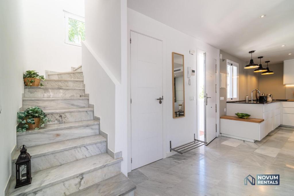 Fotografia z galérie ubytovania Modern 2 Bedroom Penthouse w/ Terrace, Pool & BBQ v Marbelli