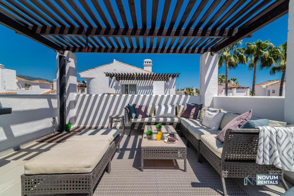 Balkón alebo terasa v ubytovaní Modern 2 Bedroom Penthouse w/ Terrace, Pool & BBQ
