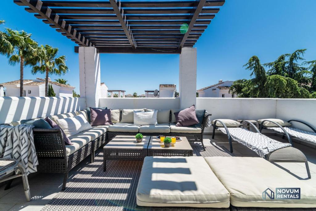 Posedenie v ubytovaní Modern 2 Bedroom Penthouse w/ Terrace, Pool & BBQ