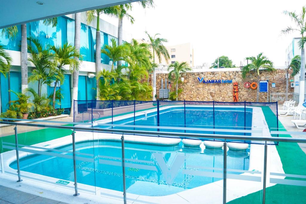 Bazén v ubytování Vajamar Hotel nebo v jeho okolí
