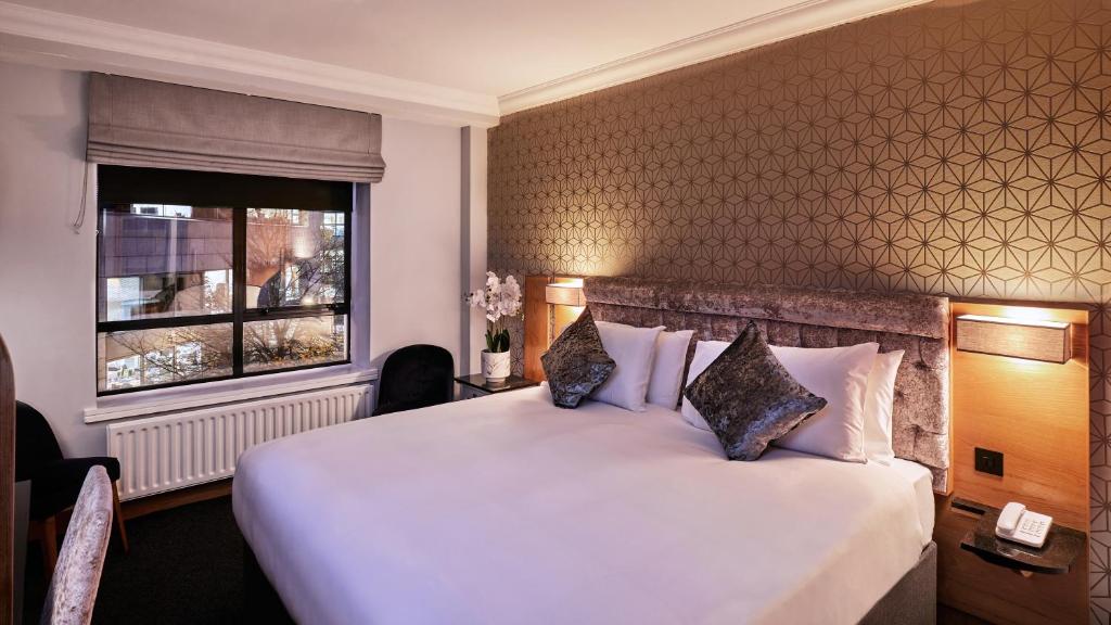 Postel nebo postele na pokoji v ubytování Handel's Hotel