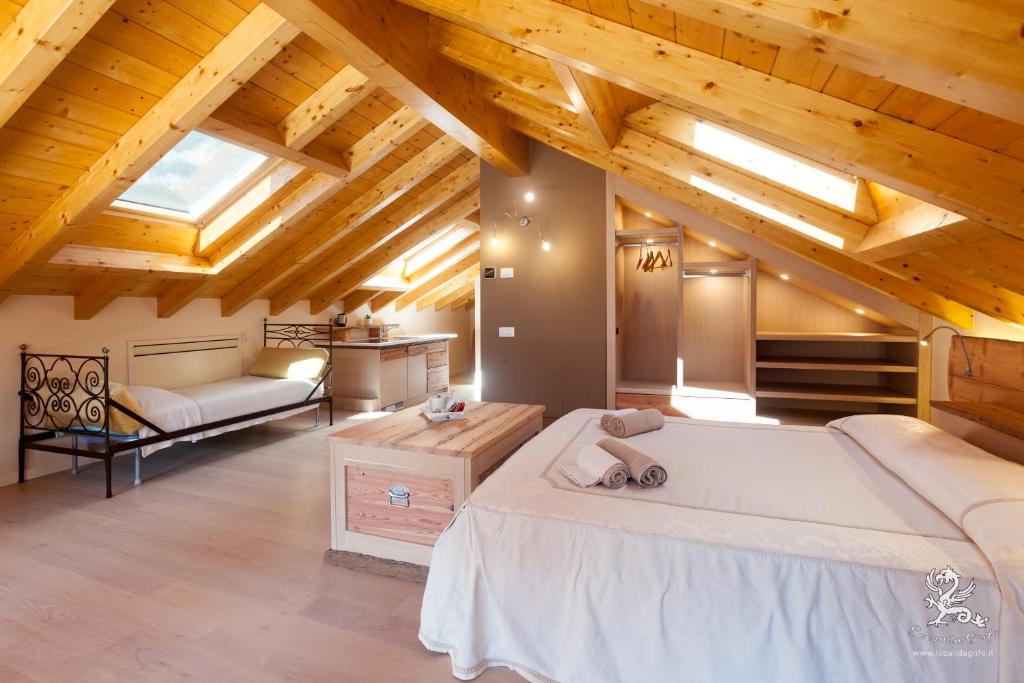 een slaapkamer met een groot bed in een kamer met houten plafonds bij Il Grifo in Lenno