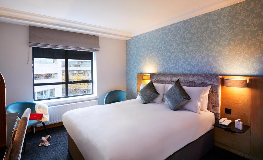 Postel nebo postele na pokoji v ubytování Handel's Hotel