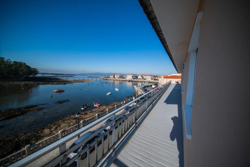 a view of a river from a balcony of a building at Apartamento céntrico con vistas al mar in Villanueva de Arosa