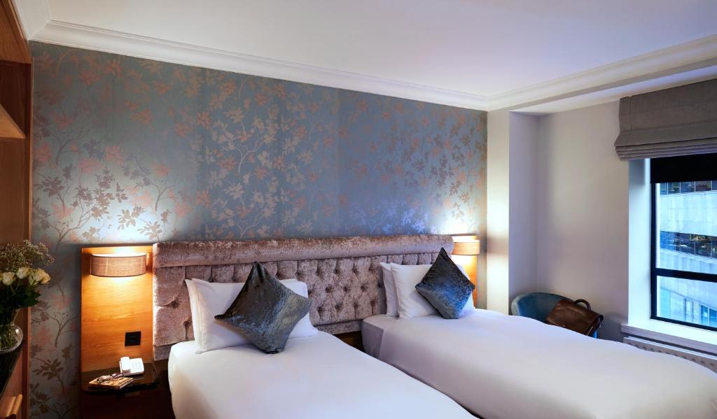 Postel nebo postele na pokoji v ubytování Handel's Hotel