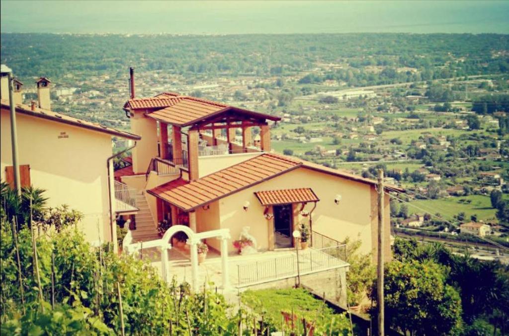 una casa sentada en la cima de una colina en Bellavista Versilia, en Pietrasanta